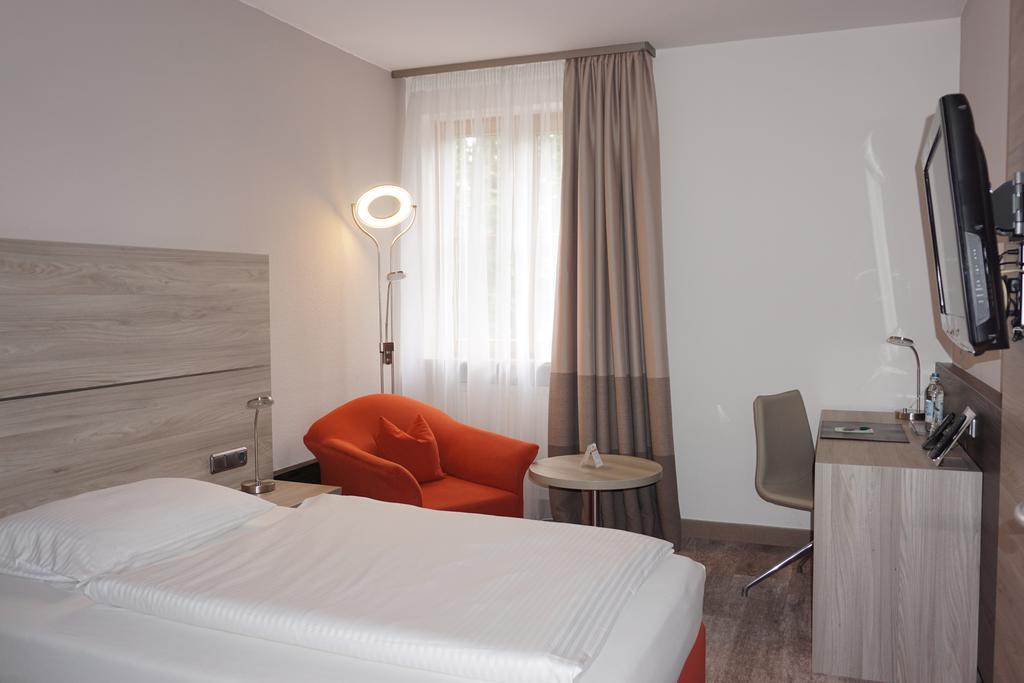 Hotel Kastanienhof Эрдинг Экстерьер фото