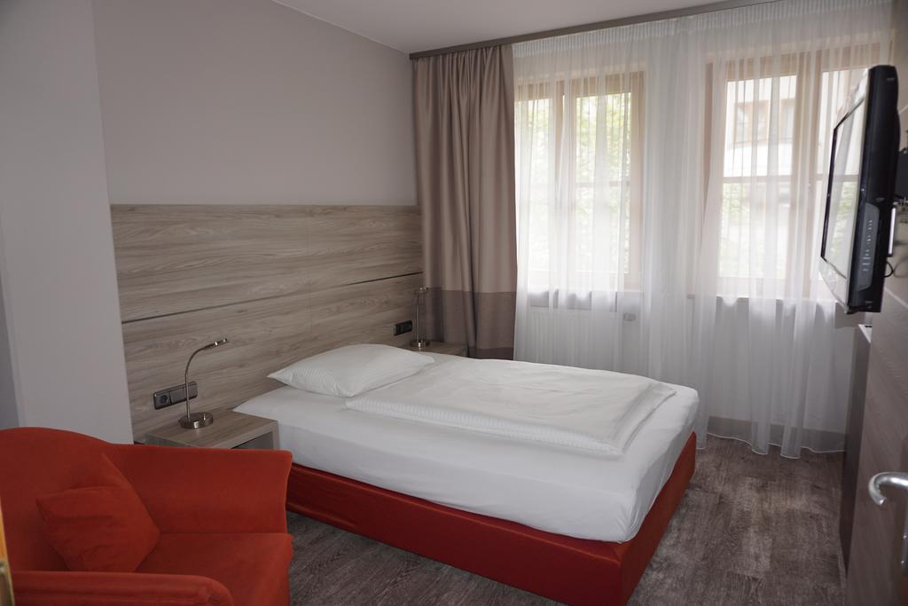 Hotel Kastanienhof Эрдинг Экстерьер фото
