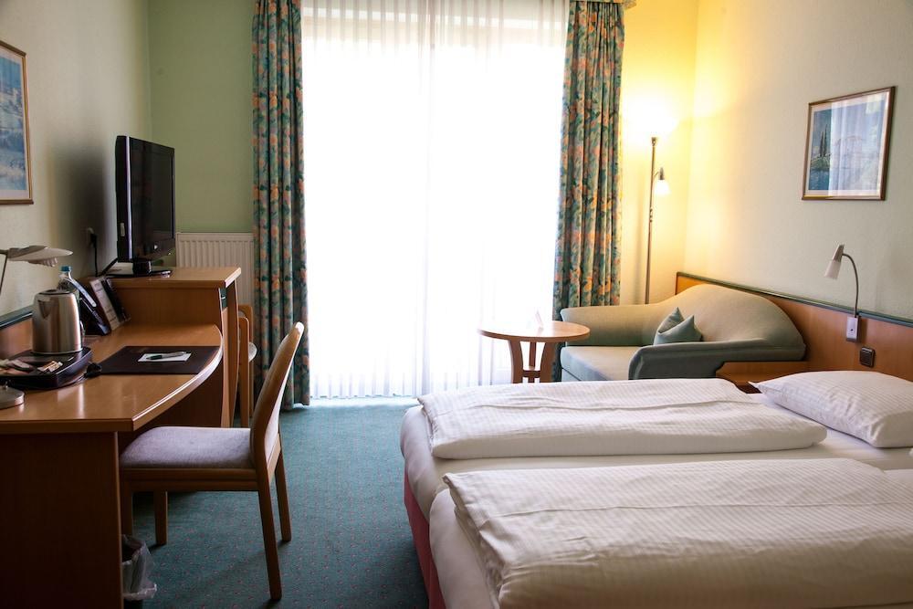 Hotel Kastanienhof Эрдинг Экстерьер фото